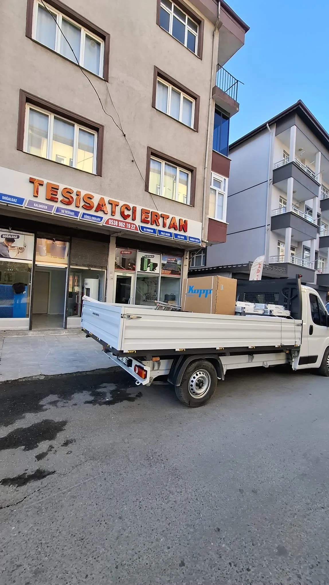 Tesisatçı Ertan merkez dükkânı ve servis aracı